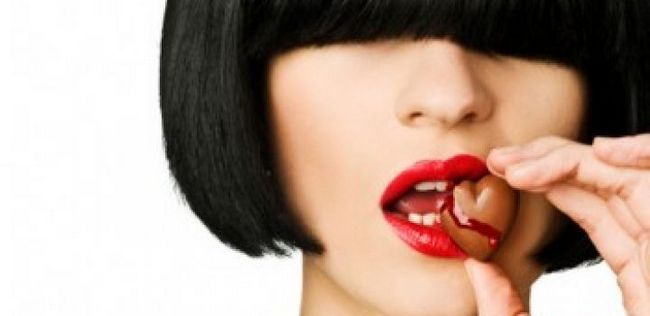 10 consejos de maquillaje fabuloso y trucos para señoras con el pelo oscuro