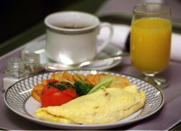 Un desayuno rico en proteínas ayuda a disminuir las hormonas del hambre que inducen
