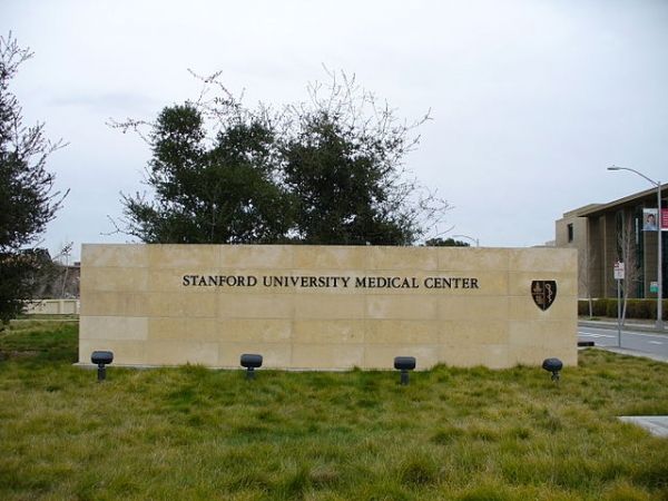 Regístrate con la inscripción & # 034-Stanford University Medical Center & # 034- en la entrada al Hospital de Stanford (Pasteur Drive, Stanford, California, EE.UU.).