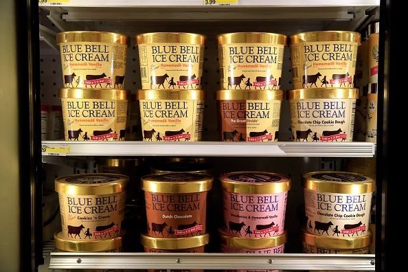 Blue Bell Creameries dice que ha reanudado la fabricación de sus productos de helado después de un brote de listeria en sus plantas.