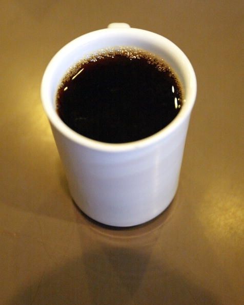 Beber mucho café se ha relacionado con un menor riesgo de melanoma maligno.