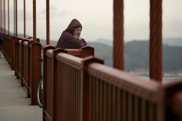 Los intentos de suicidio por uno de los padres pueden afectar a sus hijos. El puente Golden Gate en San Francisco ha añadido redes para ayudar a prevenir los suicidios.