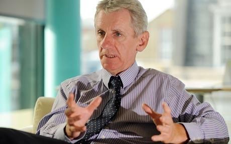 Sir Andrew Dillon dice la agencia Fondo medicamento contra el cáncer está aprobando ilógicamente financiación de los medicamentos que ya han sido rechazadas por el NICE.