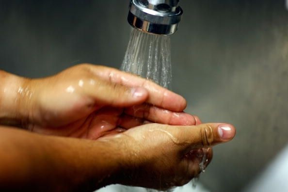Una de las maneras más fáciles de detener la propagación de superbacterias es lavarse las manos con regularidad ya fondo.