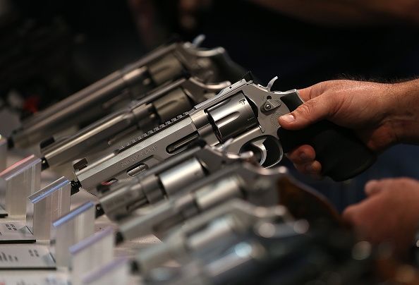 Una muestra de los revólveres a la venta. Ciertos tipos de leyes de armas están asociados con las tasas de suicidio más bajas.