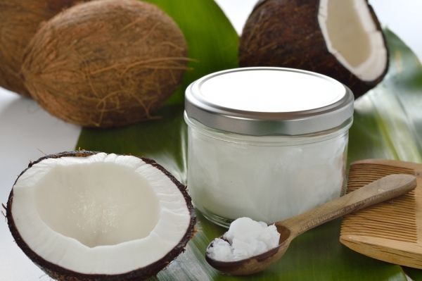 El aceite de coco tirando es eficaz para mejorar la salud oral y más
