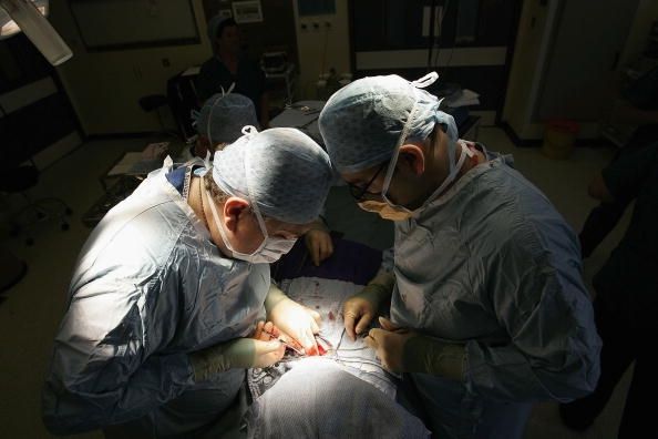Un dispositivo que utiliza durante la cirugía a corazón abierto en un hospital de Pennsylvania se ha relacionado con enfermedades ocho y cuatro muertes.