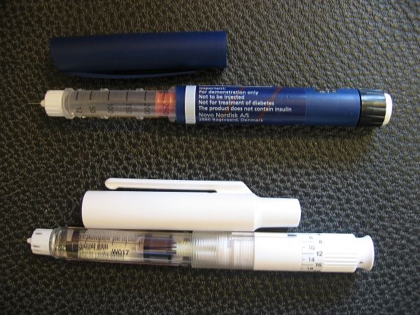 Modelos de demostración de dos tipos de plumas de insulina.