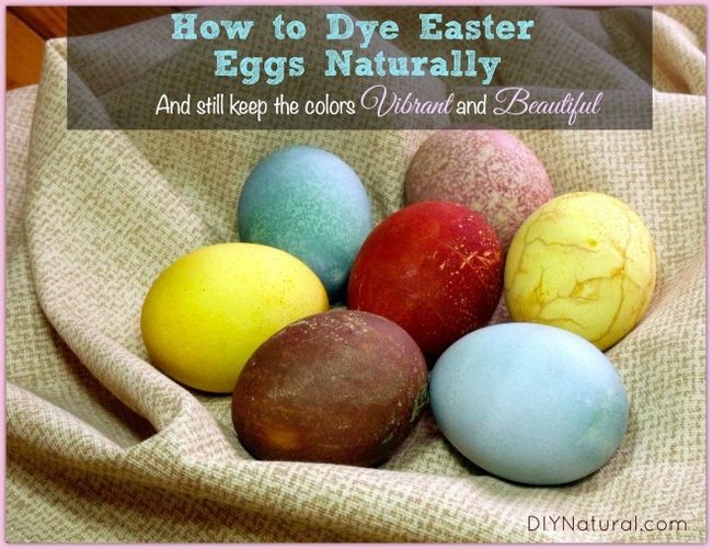 Teñido huevos de Pascua, naturalmente, es un proyecto familiar divertido!