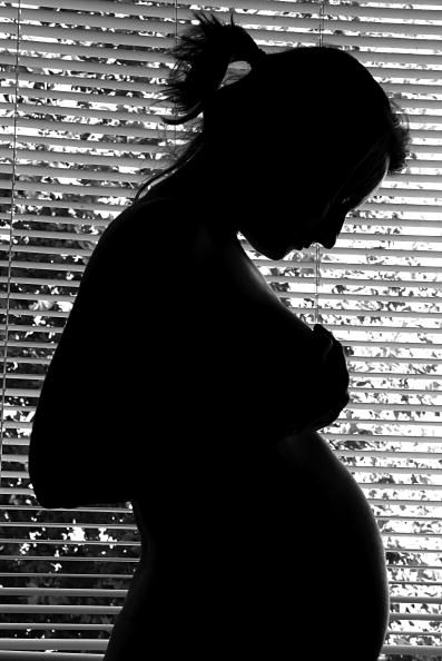 Una mujer embarazada de seis meses.