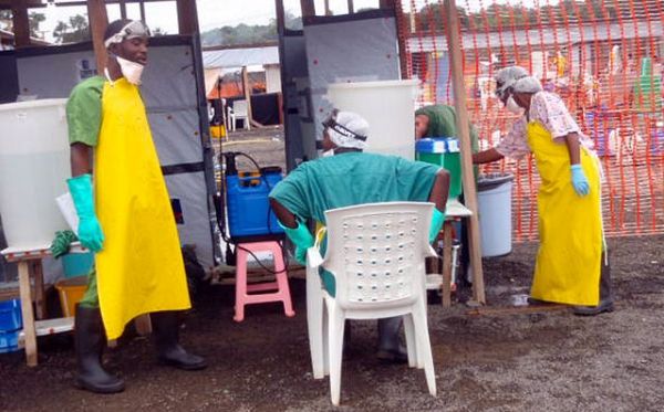 Equipo USARAF ayudar a brote de Ébola luchar en África Occidental