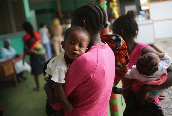 Una mujer y su hijo esperaban en una clínica de Ébola en Liberia a principios de este año. El brote en ese país ha vuelto a aparecer.