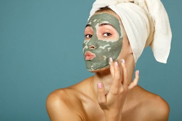 Paquete de cara para pieles claras en casa (conseguir la piel clara, naturalmente, en casa)