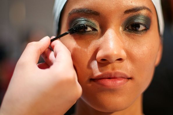 FDA insta a los consumidores a reportar malos cosméticos