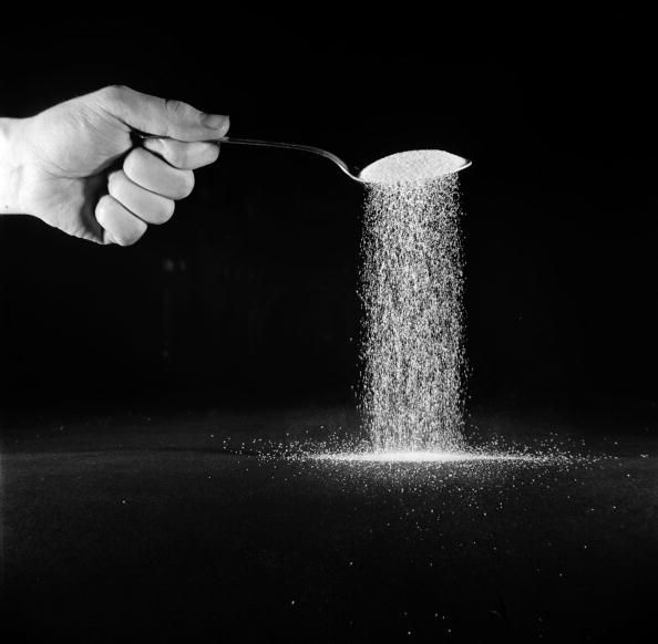 El azúcar de mesa, también llamada sacarosa, puede causar menos problemas que la mezcla de fructosa-glucosa de azúcares en el jarabe de maíz de alta fructosa.
