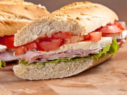 Sandwich de pescado crujiente como saludable almuerzo Idea