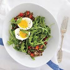 Ensalada de lentejas con huevo duro como almuerzo saludable Idea