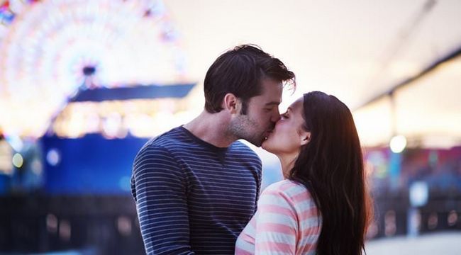 Cómo besar a una chica por primera vez (con vídeo)