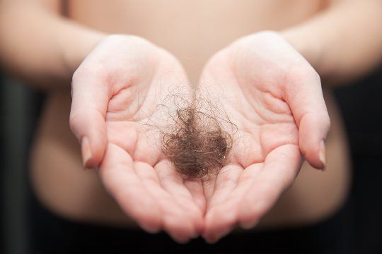 Cómo detener la caída del cabello de forma natural y rápida