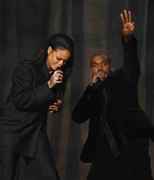 Rihanna en el escenario con Kanye West en la 57 Entrega Anual del Grammy.