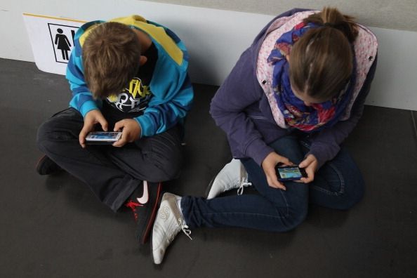 Mantener los dispositivos electrónicos como teléfonos inteligentes fuera de los niños` bedrooms may help them get more sleep