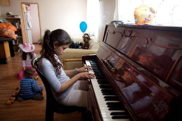 Aprender a tocar un instrumento musical como el piano es bueno para un niño`s brain.