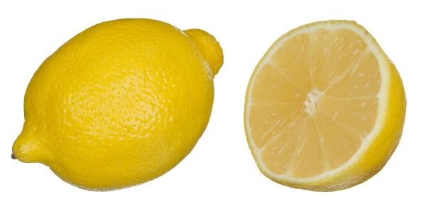 El calcio, potasio, vitamina C y fibra pectina se encuentran entre algunos de los beneficios para la salud que ingiere al beber agua de limón.