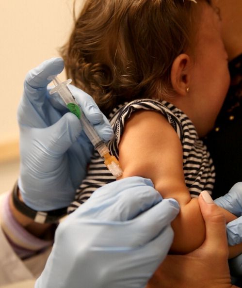 Un niño que está siendo vacunado. Las tasas de vacunación son altas en general, pero los bolsillos del país havemany niños desprotegidos