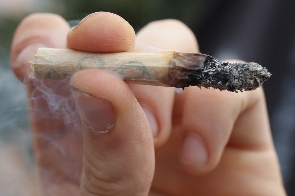 Estudiantes de secundaria Menos están usando marihuana que eran hace 15 años a pesar de ser más fácilmente disponible.