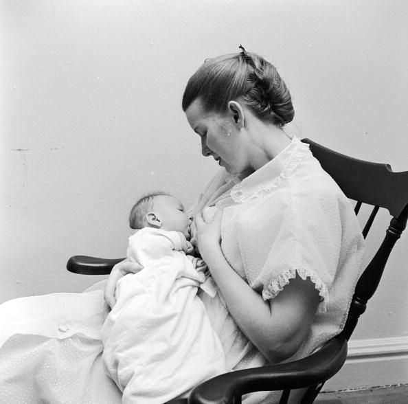 Más hospitales de Estados Unidos están alentando a las nuevas madres a amamantar a sus bebés.