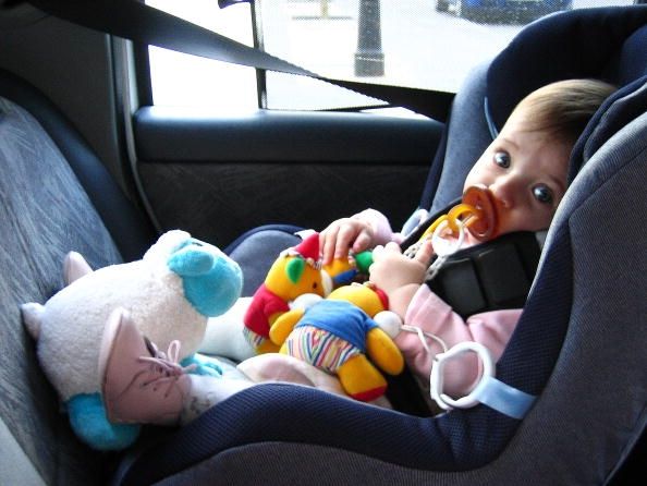 Niño que se sienta en el asiento del coche