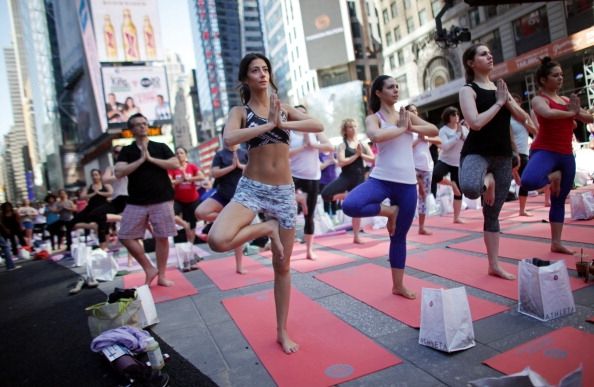 Clases de yoga en masa en Nueva York`s Times Square Mark 