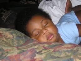 Los niños que don`t get enough sleep may be at increased risk for obesity later. 