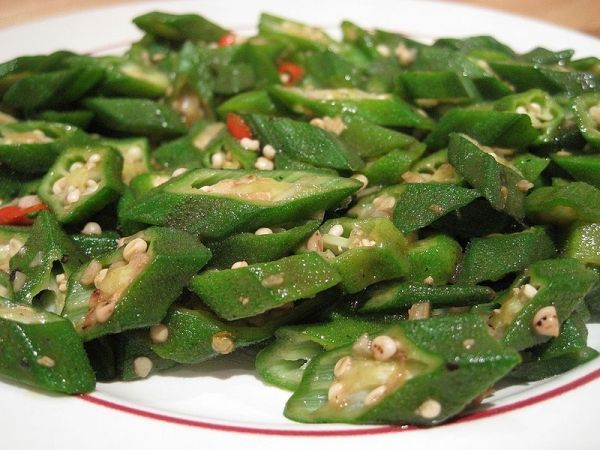 La okra es también conocido como & # 034-lady`s finger"- in some parts of Asia. And various other names in other parts of the world. The plant is cultivated in tropical, subtropical and warm temperate regions around the world.