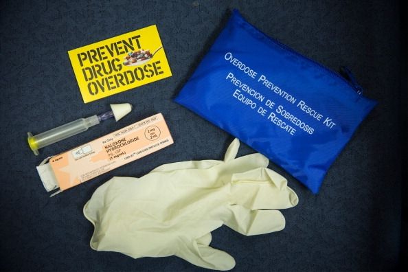 Un kit de naloxona, que se utiliza para tratar la sobredosis de heroína y otros opiáceos.