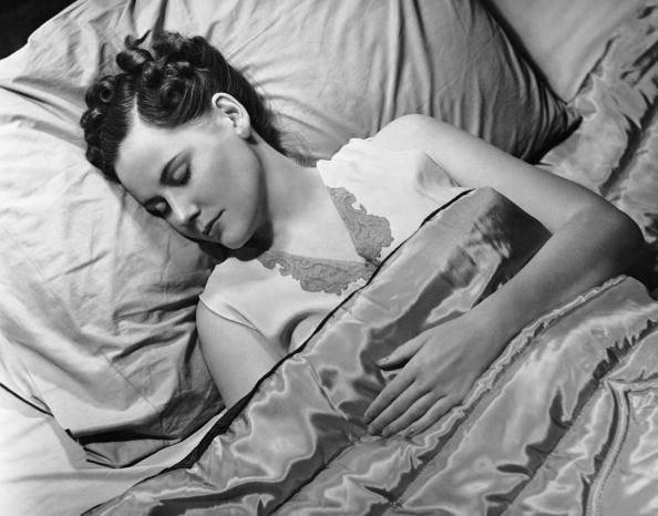 Mujer durmiendo en la cama
