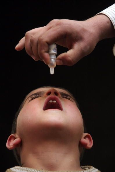 Un niño que recibe la vacuna oral contra la poliomielitis. Dos niños en Ucrania han contraído la polio debido a las bajas tasas de vacunación allí.