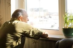 La mala visión y la audición sigue siendo una de las razones principales por qué los adultos mayores están confinados a sus hogares