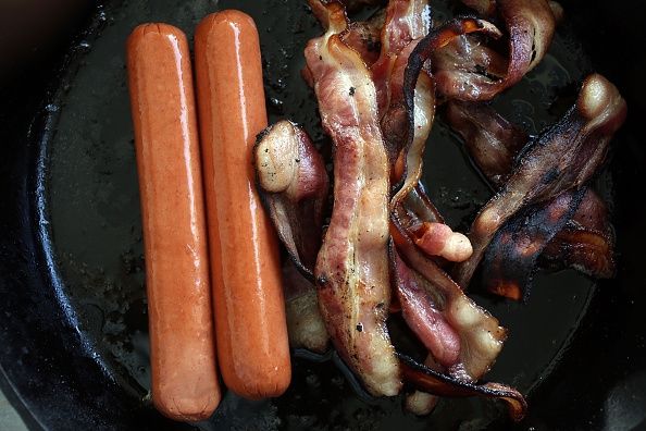 Las carnes procesadas, incluyendo los perros calientes y tocino, aumentan el riesgo de desarrollar ciertos tipos de cáncer, según la Organización Mundial de la Salud.