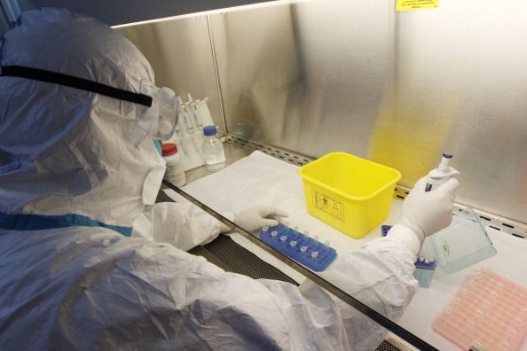 Los investigadores que trabajan con el virus en un laboratorio.