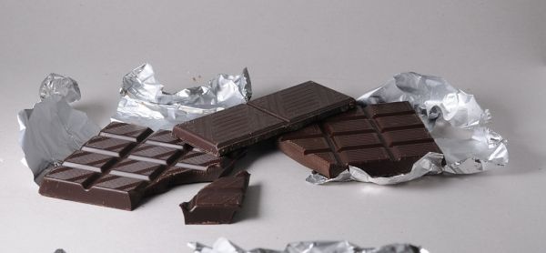 También conocido como el chocolate negro, chocolate negro se hace mediante la adición de azúcar y grasa de cacao. Este tipo de chocolate no contiene leche, o mucho menos que en el chocolate con leche.