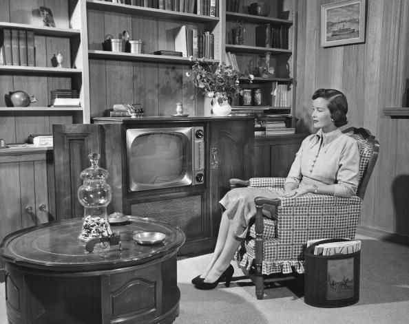 Mujer que ve la TV (vintage)