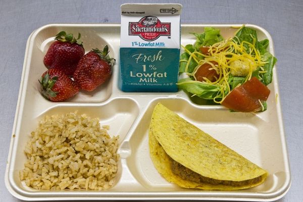 Un estudio sugiere que hay más de nutrición en la escuela que los almuerzos para llevar