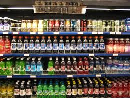 Los niños no pueden ver la mayor cantidad de anuncios publicitarios de bebidas azucaradas, pero aún ve la comercialización de estos productos.