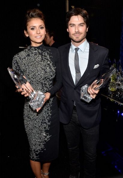 Nina Dobrev y Ian Somerhalder en la 40ª Gente Anuales`s Choice Awards.