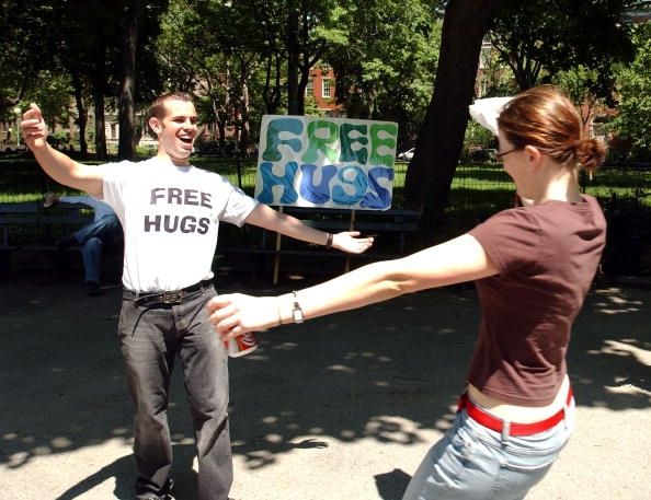 Hombre Ofertas Free Hugs ofrece en la ciudad de Nueva York