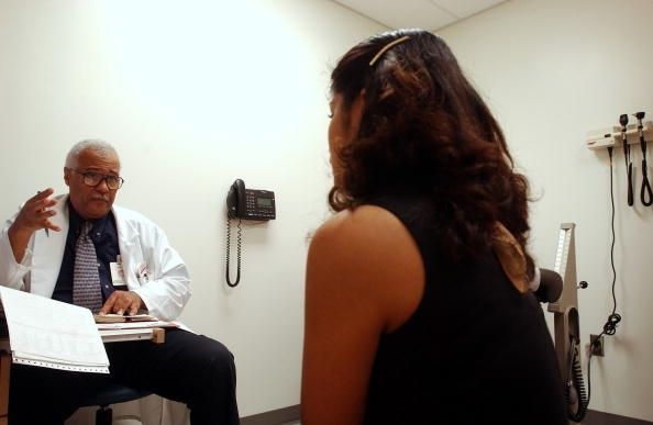Un paciente con TB conversaciones a su médico.