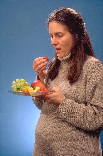 mujer embarazada comer