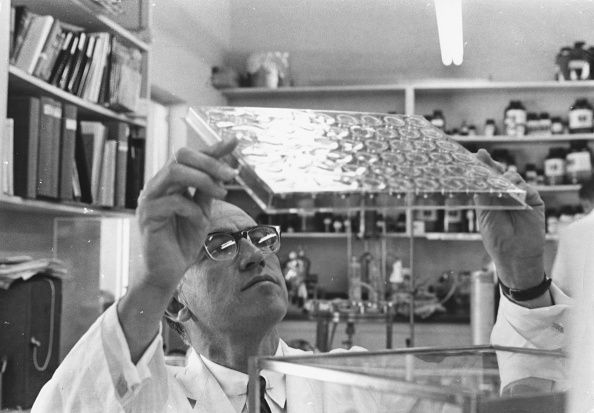 Dr. Jonas Salk, el pionero de las vacunas contra la polio, llevó a cabo los ensayos clínicos que ayudaron a casi destruir completamente una enfermedad mortal.