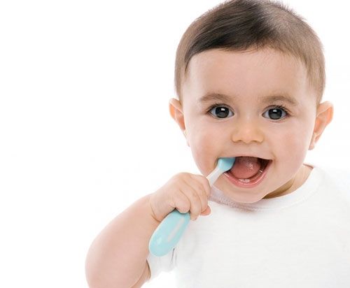 Comience el cepillado de su hijo`s teeth as soon as you see teeth